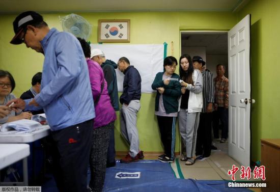 當地時間2017年5月9日，韓國多地民眾進行大選投票。韓國第19屆總統選舉于當地時間9日上午6時開始投票，投票截止時間為當天20時。