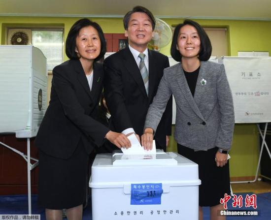 韓國(guó)總統(tǒng)候選人安哲秀和家人一起參加投票。