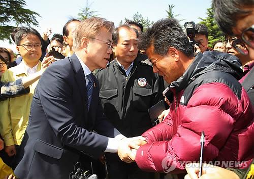 文在寅慰問災民。 (圖片來源：韓聯社)