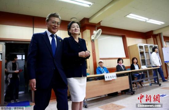 當地時間5月9日，韓國總統大選進入最后投票階段，支持率領跑的文在寅攜妻子前往投票站。