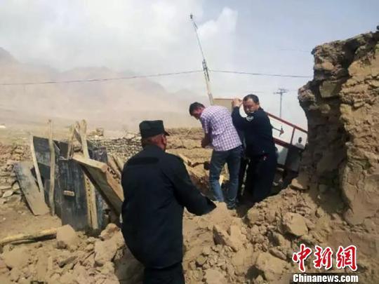 新疆塔縣地震現場交警堅守50余小時疏通生命線（圖）