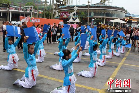 重慶小學生著古裝齊誦《游子吟》慶母親節