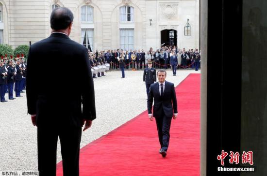 卸任總統奧朗德(上)在權力交接儀式前迎接當選總統馬克龍。