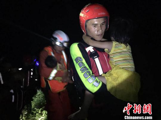 海南陵水突下暴雨沖垮橋梁消防官兵營(yíng)救11人