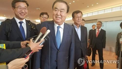 5月17日，在羽田機場，總統(tǒng)文在寅派往日本的特使、前國會副議長文喜相抵達日本，開始為期三天的訪問。（圖片來源：韓聯(lián)社）