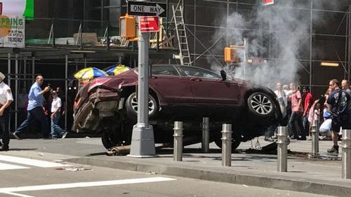 時(shí)代廣場(chǎng)汽車沖撞事發(fā)地被封鎖距“特朗普大廈”一英里