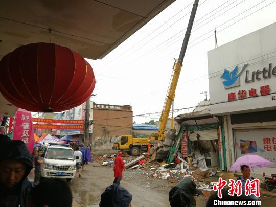 河北任縣一電器小商場坍塌5人被埋3人已被救出（圖）