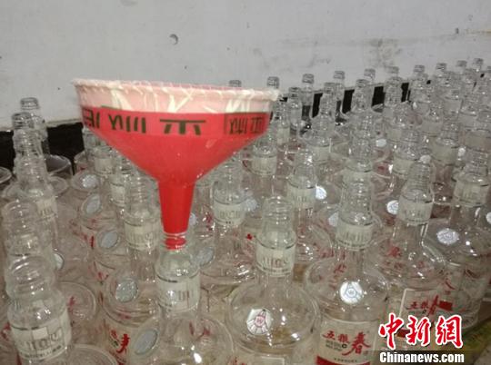 蘭州警方搗毀制販假酒窩點低端酒罐裝品牌酒牟利
