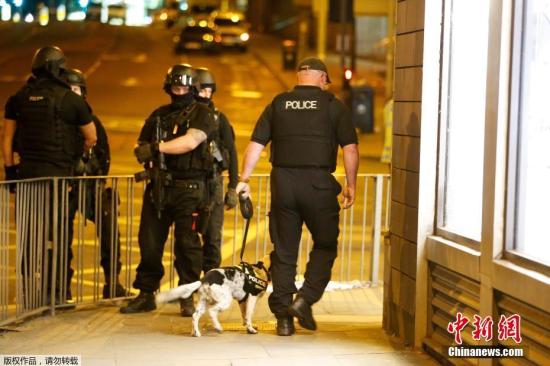事件發生之后，警方部署了超過400名武裝警察。英國警方正在加緊調查爆炸事件，目前按“恐怖襲擊”進行處置。