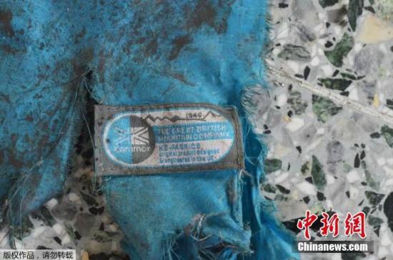 爆炸案疑犯使用的藍色背包。警方表示，調查人員在案發現場拾獲一個12伏特的鉛酸電池、引爆器，但引爆器與一般設計不同，還焊接了一個小型電路板。警方指出，現場發現許多鐵釘，并且插在磚墻和金屬門中，可見當時炸彈威力之強大。