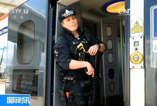 同一天，由于發(fā)現(xiàn)了一輛可疑車輛，警方還一度封鎖了通過往議會的威斯敏斯特橋。