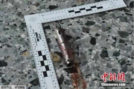 當地時間5月24日，《紐約時報》網站曝光了一組英國曼徹斯特炸彈襲擊現場的證物照。報道指出，照片中的證物是英國當局在案發現場收集的，包括背囊的殘余部份、 螺絲釘，以及疑似炸彈引爆器。