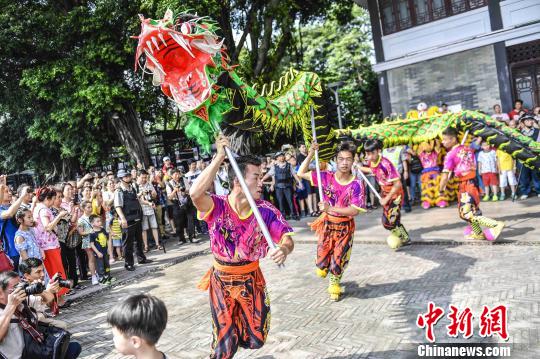 廣州舉行陸上大巡游歡歡喜喜慶端午