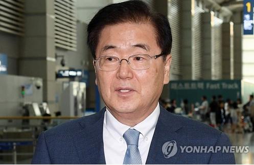 6月1日上午，在仁川國際機場，韓國總統府青瓦臺國家安保室室長鄭義溶在啟程赴美前接受媒體采訪。（圖片來源：韓聯社）