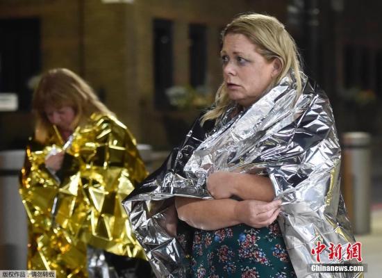 當地時間6月3日，英國倫敦相繼發生三起襲擊事件，導致至少一人死亡，多人受傷。警方確認，前兩起事件為恐怖襲擊，第三起襲擊事件與前兩起恐襲無關。圖為英國倫敦橋恐襲發生后，民眾離開事發區域。