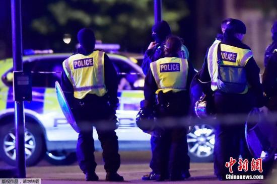 當地時間6月3日，英國倫敦相繼發生三起襲擊事件，導致至少一人死亡，多人受傷。警方確認，前兩起事件為恐怖襲擊，第三起襲擊事件與前兩起恐襲無關。圖為英國警方加強了倫敦橋周邊區域的保安。