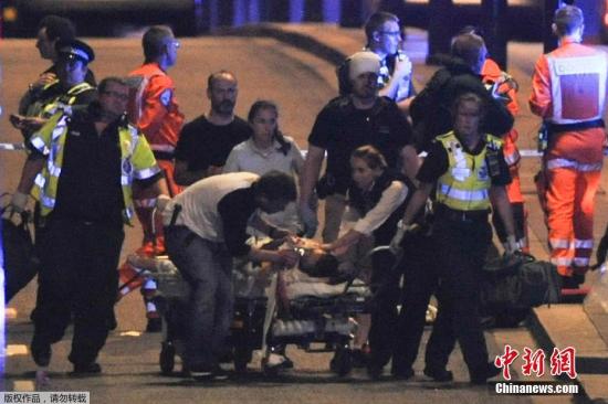 當地時間6月3日，英國倫敦相繼發生三起襲擊事件，導致至少一人死亡，多人受傷。警方確認，前兩起事件為恐怖襲擊，第三起襲擊事件與前兩起恐襲無關。圖為英國倫敦橋恐襲事件受傷者被送往醫院。