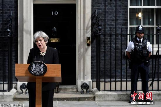 資料圖：英國首相特蕾莎·梅在唐寧街10號發表聲明。英國大選活動將在明天恢復進行。