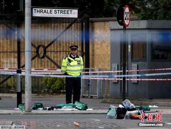 在位于倫敦橋附近巴羅集市(Borough Market)，兩名男子持刀行兇。其中1名男性嫌犯被警察擊中后倒地，身上還綁有小型金屬容器。圖為警察在巴羅集市對現場進行封鎖。據CNN報道，極端組織“伊斯蘭國”有關的媒體宣稱，該組織成員為襲擊負責。但是，有分析稱，該組織并不能提供任何證據證明與此案有關。