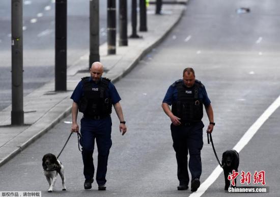 當地時間6月4日，英國倫敦恐怖襲擊發生后，當地警察全副武裝在街頭巡邏加強警戒。在倫敦橋和博羅集市發生的恐怖襲擊共造成7人死亡，48人受傷送醫，另有3名襲擊者被擊斃。