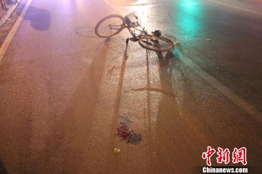 男子夜騎摩托車(chē)速度過(guò)快撞人逃逸被撞老人搶救無(wú)效死亡