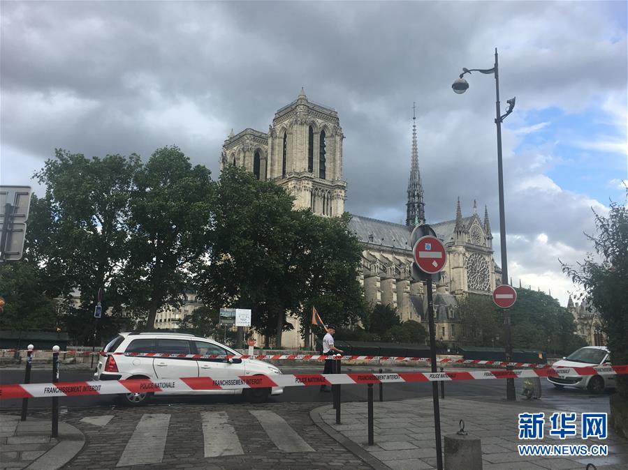 (國際)(5)法國巴黎圣母院前廣場一男子襲警