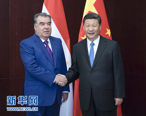 6月9日，國家主席習(xí)近平在阿斯塔納會見塔吉克斯坦總統(tǒng)拉赫蒙。新華社記者 李濤 攝