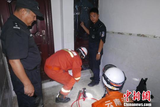 云南兩名拐賣(mài)兒童嫌犯閉門(mén)拒捕消防協(xié)助民警破門(mén)抓人