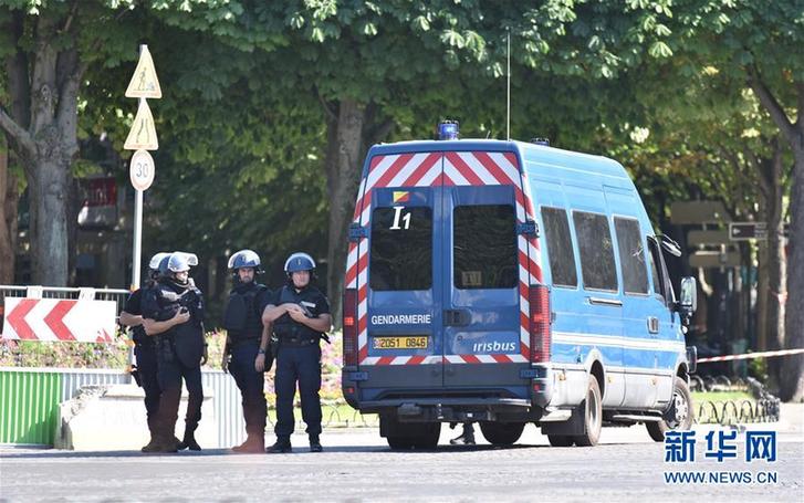 （國際）（2）巴黎香榭麗舍大街發(fā)生駕車沖撞憲兵車輛事件