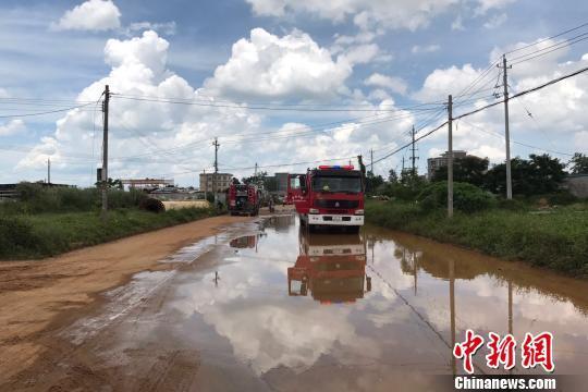 海口一油漆倉庫起火消防出動26輛消防車撲滅
