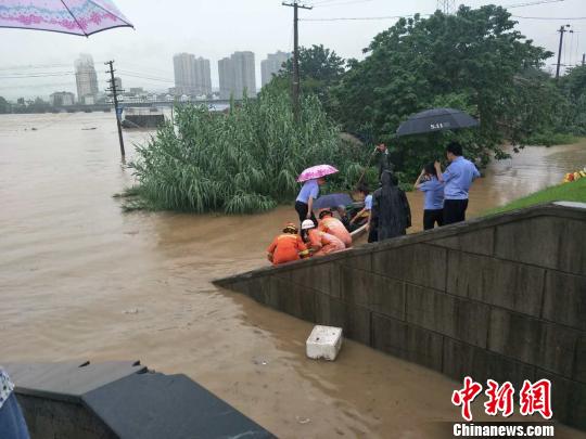 暴雨中閃動的“橙色力量”直擊金華消防抗洪救災第一線