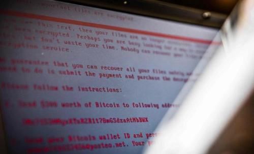 荷蘭的海爾德羅普一臺(tái)電腦上顯示黑客勒索贖金的信息。
