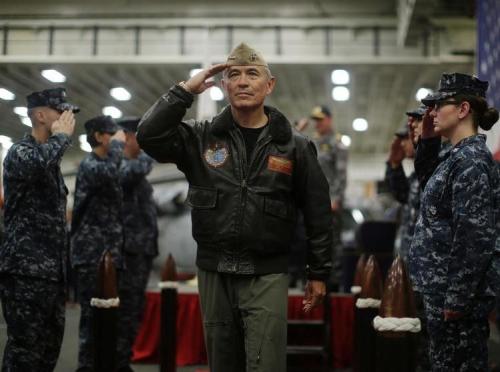 哈里斯上將在代號(hào)“護(hù)身軍刀”（Talisman Sabre）演習(xí)開(kāi)幕儀式上，向參與的全體官兵敬禮。（圖片來(lái)源：法新社）