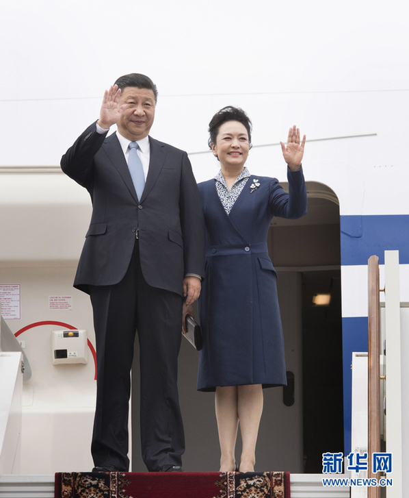 7月3日，國家主席習近平乘專機抵達莫斯科，開始對俄羅斯聯邦進行國事訪問。這是習近平和夫人彭麗媛步出艙門。 新華社記者 李學仁 攝