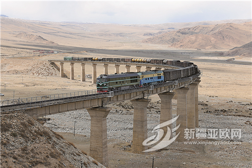 9-7貨車行駛在南疆鐵路線上 李蔭陸攝_副本