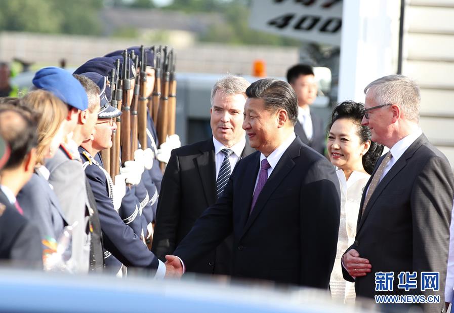 7月4日，國家主席習近平乘專機抵達柏林，開始對德意志聯邦共和國進行國事訪問。德國政府高級官員在舷梯旁迎接習近平和夫人彭麗媛。新華社記者 姚大偉 攝