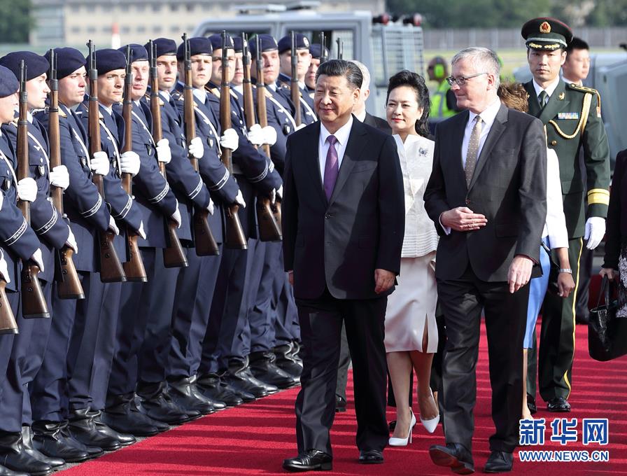 7月4日，國家主席習(xí)近平乘專機(jī)抵達(dá)柏林，開始對德意志聯(lián)邦共和國進(jìn)行國事訪問。德國政府高級官員在舷梯旁迎接習(xí)近平和夫人彭麗媛。新華社記者 王曄 攝