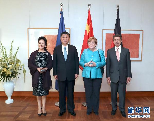 當地時間7月4日晚，剛剛抵達柏林的國家主席習近平在利伯曼故居同德國總理默克爾舉行會見。這是習近平和夫人彭麗媛抵達位于柏林市中心勃蘭登堡門附近的利伯曼故居時，受到默克爾和丈夫紹爾熱情迎接。新華社記者 馬占成 攝