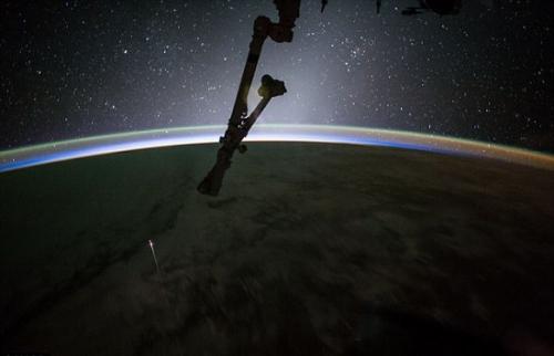 費舍爾拍攝下“龍”飛船重返地球大氣的瞬間。圖片來源：NASA