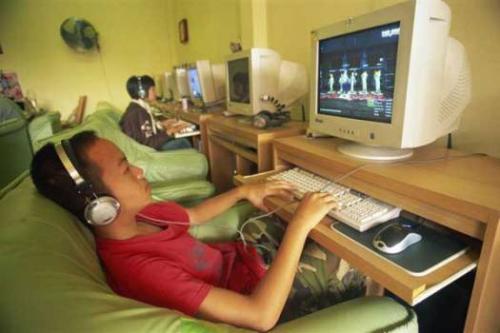 資料圖片：泰國清邁一少年在玩兒電腦游戲。(圖片來源：法新社)