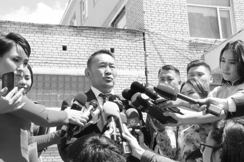 7 日，巴圖勒嘎接受記者采訪。楊濤攝