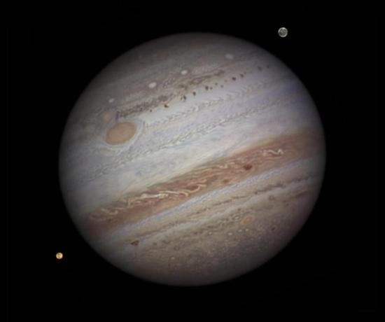 “朱諾”號木星探測器于2011年升空，2016年7月5日成功進入木星軌道，成為人類太空探索的里程碑。它比之前人類所有的木星探測任務都要更接近木星的云層，捕獲了迄今為止我們看過的最好的木星圖像。圖為“朱諾”號拍攝的木星與它的衛星們。 圖片來源：NASA官網