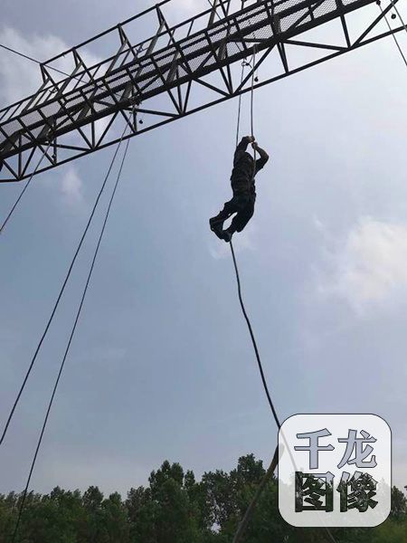 7月18日，網(wǎng)絡(luò)媒體國防行的記者抵達(dá)祖國最北部的陸軍第78集團(tuán)軍某特種作戰(zhàn)旅。圖為特種兵訓(xùn)練10米攀登項目。千龍網(wǎng)記者 秦勝南攝