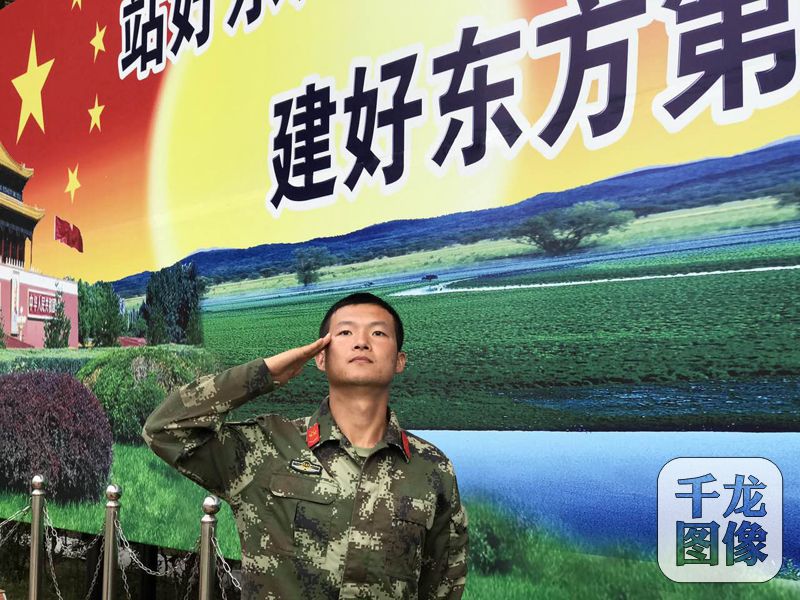 圖說(shuō) 滕震隸屬中國(guó)人民武裝警察部隊(duì)在祖國(guó)最東端的一個(gè)武警中隊(duì)，當(dāng)兵七年來(lái)， 他已經(jīng)有幸當(dāng)選升旗手三十次。圖為滕震。千龍網(wǎng)記者秦勝南攝
