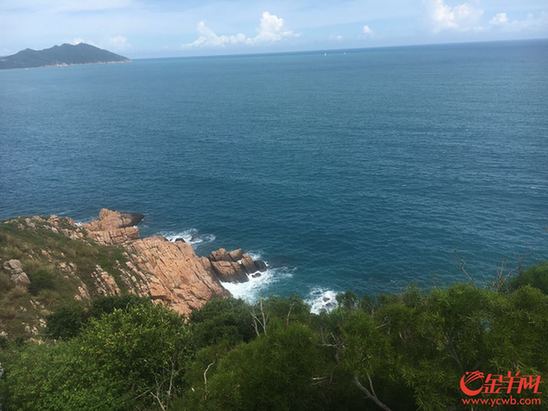 第五張:東瑁洲島坐落于美麗的旅游城市三亞的近海海域。區(qū)健妍攝