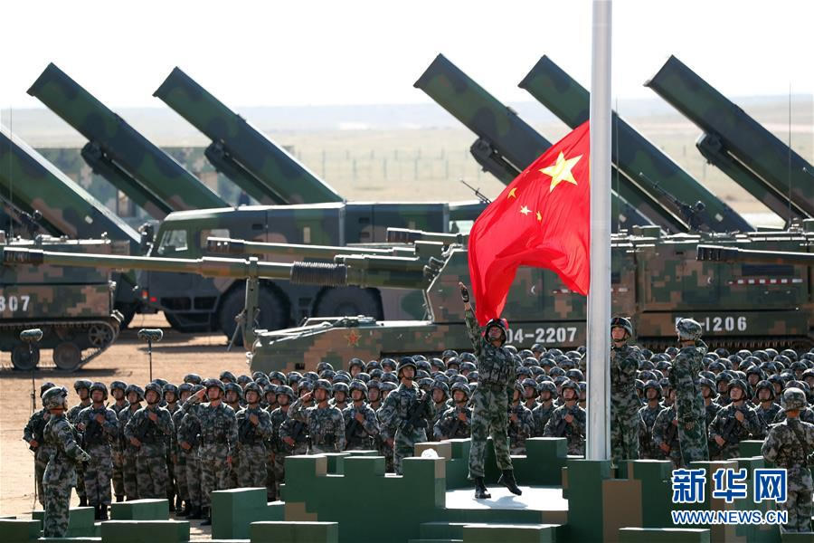 7月30日，慶祝中國人民解放軍建軍90周年閱兵在位于內蒙古的朱日和訓練基地舉行。中共中央總書記、國家主席、中央軍委主席習近平檢閱部隊并發表重要講話。這是升旗儀式。新華社記者 龐興雷 攝