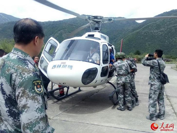 軍地聯合開展空中救援 救出15名地震被困人員