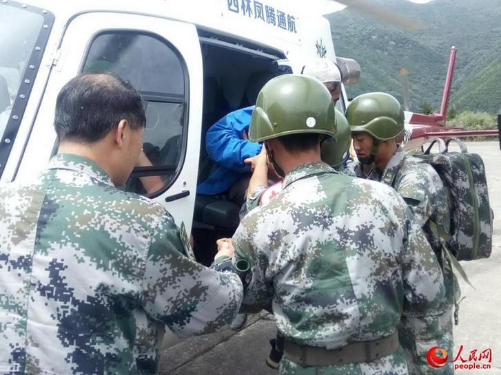 軍地聯合開展空中救援 救出15名地震被困人員【2】