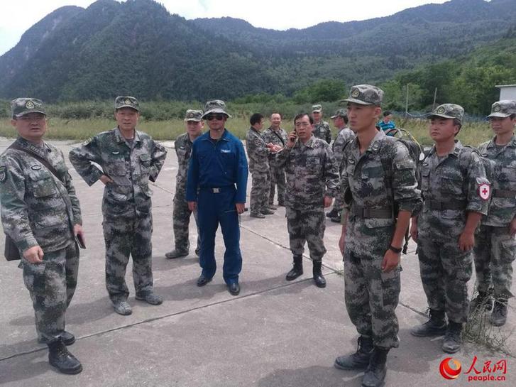 軍地聯合開展空中救援 救出15名地震被困人員【3】