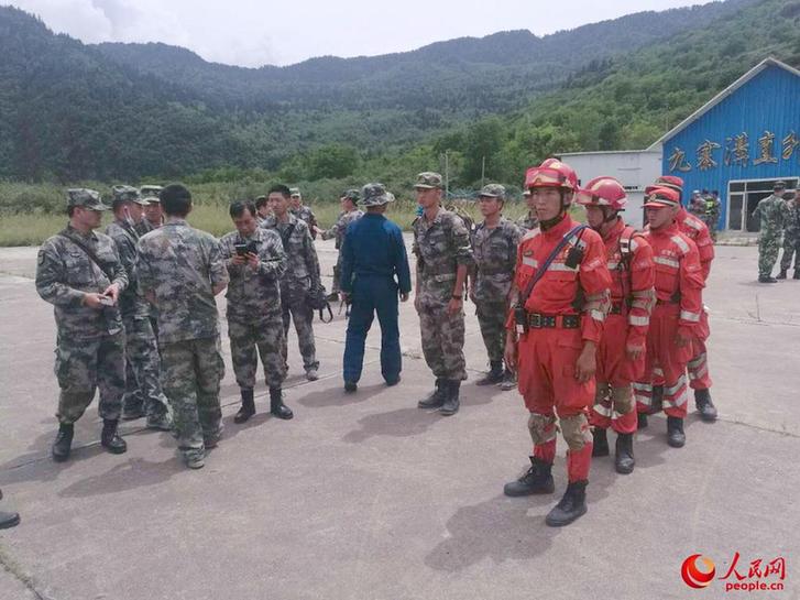 軍地聯合開展空中救援 救出15名地震被困人員【4】